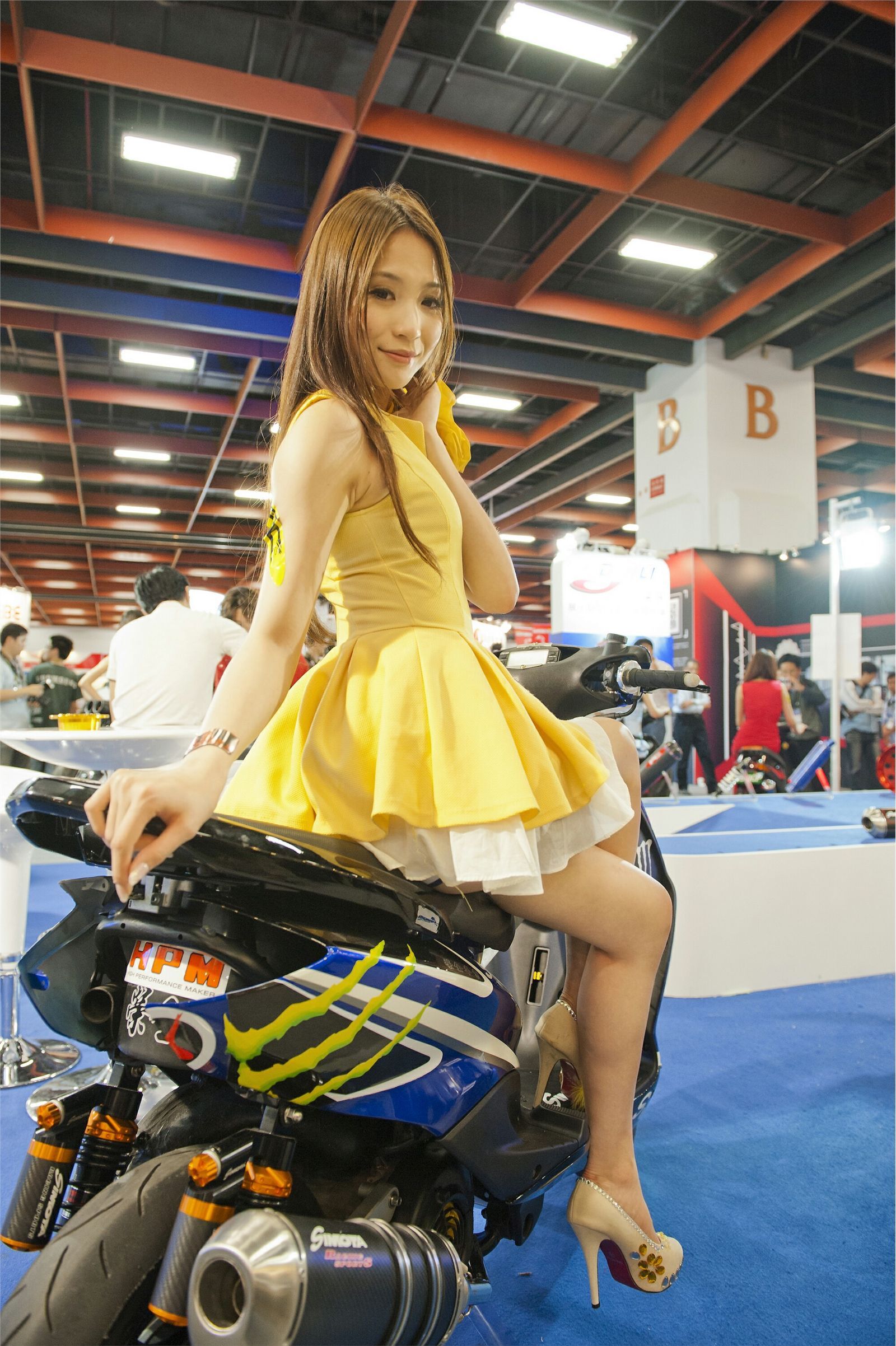 美女机车展 汽配展　国产模特美女图片